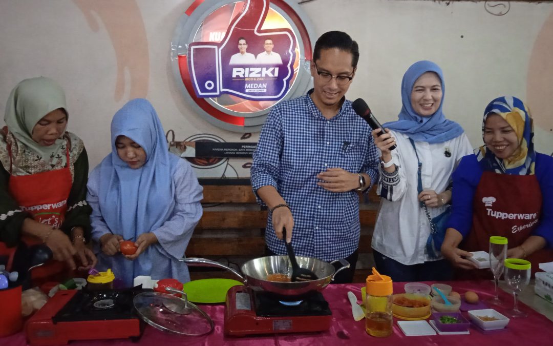 Rico Waas Ditodong Masak Nasi Goreng Saat Bersilaturahmi Bersama Relawan SAH-Rizki